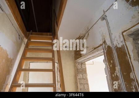 Die Wohnung wird renoviert; Steckdosen für die elektrische Verkabelung; unverputzte, freiliegende Steckdosen; Renovierung; altes Gebäude Stockfoto