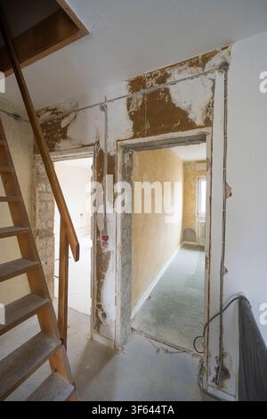 Die Wohnung wird renoviert, Steckdosen für die elektrische Verkabelung, unverputzte freiliegende Steckdosen, Renovierung, älteres Gebäude Stockfoto