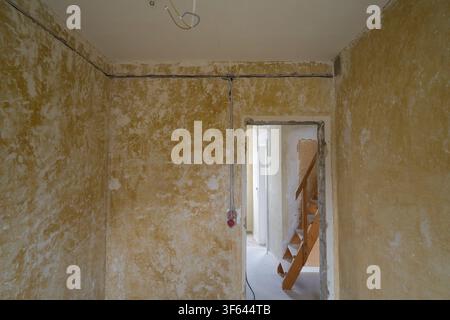 Die Wohnung wird renoviert; Steckdosen für die elektrische Verkabelung; unverputzte, freiliegende Steckdosen; Renovierung; altes Gebäude Stockfoto