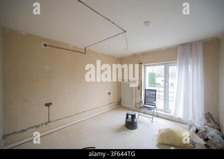 Die Wohnung wird renoviert, Steckdosen für die elektrische Verkabelung, unverputzte freiliegende Steckdosen, Renovierung, älteres Gebäude Stockfoto