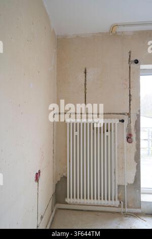 Die Wohnung wird renoviert; Steckdosen für die elektrische Verkabelung; unverputzte, freiliegende Steckdosen; Renovierung; altes Gebäude Stockfoto
