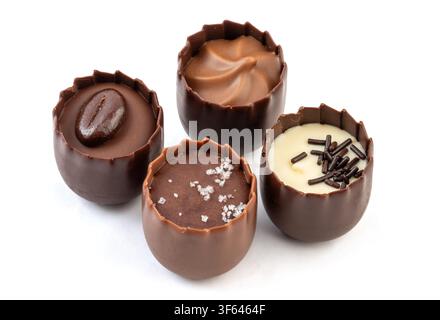 Verschiedene Gourmet-Schokoladenbecher und Pralinen Stockfoto