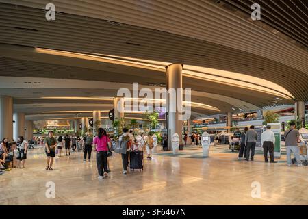 Singapur - 25. Dezember 2025: Reisende gehen und warten in der geräumigen Abflughalle des Changi Airport Terminal 2 in Singapur. Stockfoto