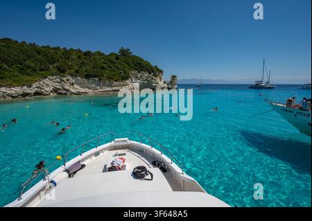 Griechenland, Südosteuropa, Korfu, eine griechische Insel vor der Nordwestküste im Ionischen Meer, Bootstour, Antipaxos, Strand Voutoumi, eine Bucht zum Schwimmen mit hellem türkisfarbenem, kristallklarem Wasser Stockfoto