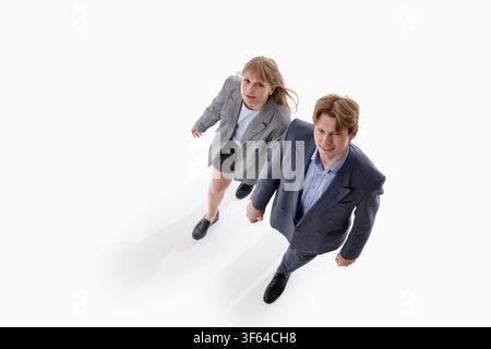 Ansicht von oben junger Geschäftskollegen, die gehen und nach oben schauen auf weißem Hintergrund Stockfoto