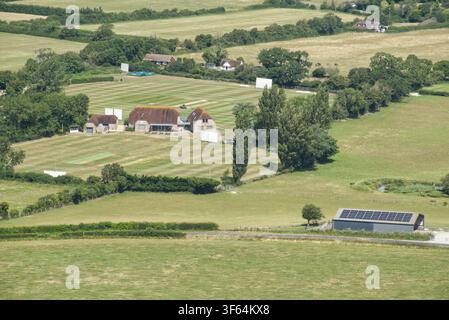 Blick über das Cricketfeld vom Devils Dyke auf den South Downs bei Brighton in East Sussex, England. Stockfoto