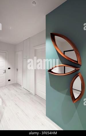 Korridor mit Wandspiegeln in einer renovierten Wohnung in Turin, Italien, die aus einem ehemaligen Büro in eine Wohnbehausung umgewandelt wurde.                  Prog Stockfoto