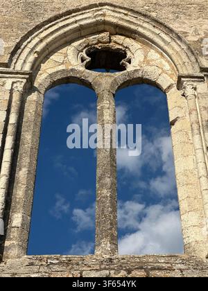 Gotischer Steinbogenrahmen mit spitzen Bögen in La Flotte, Nouvelle-Aquitaine, Frankreich. Die Architektur zeigt aufwendige Steinmetzkunst und klassische Gotik Stockfoto