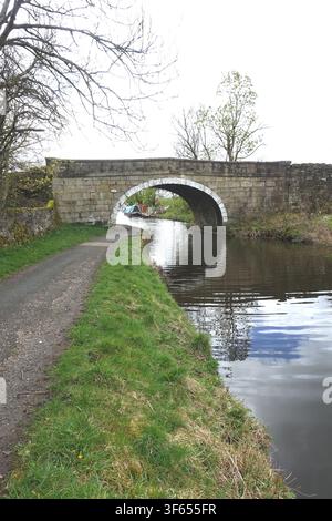 Wasserweg zur Blakley Bridge Nr. 144 über den Leeds- & Liverpool-Kanal nahe Barrowford, Lancashire, England, UK. Stockfoto