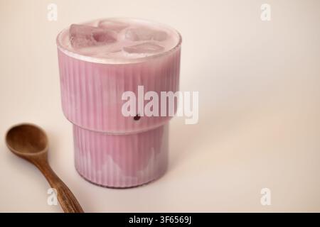 Rosa Matcha-Getränk mit Eiswürfeln Stockfoto