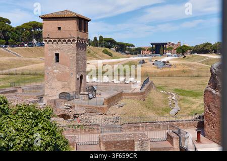 Rom, Italien - 15. Juni 2026: Blick auf den Circus Maximus mit der Torre della Moletta, der antike Ruinen und üppige Grünpflanzen in einer historischen Umgebung zeigt Stockfoto