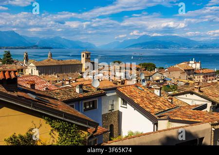Panoramablick auf das historische Zentrum von Desenzano del Garda und den Gardasee vom Schloss aus Stockfoto