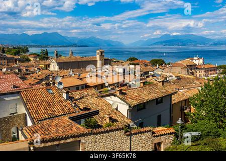 Panoramablick auf das historische Zentrum von Desenzano del Garda und den Gardasee vom Schloss aus Stockfoto