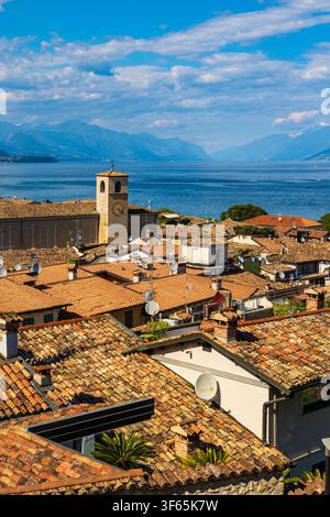 Panoramablick auf das historische Zentrum von Desenzano del Garda und den Gardasee vom Schloss aus Stockfoto