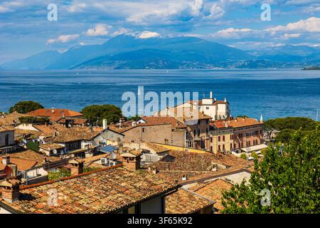 Panoramablick auf das historische Zentrum von Desenzano del Garda und den Gardasee vom Schloss aus Stockfoto