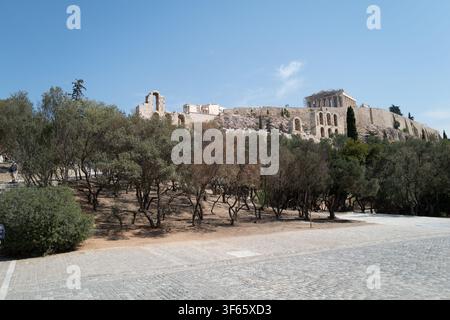 Die Akropolis von Athen auf ihrem Hügel über Olivenbäumen, Athen, Griechenland Stockfoto