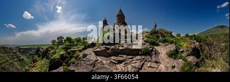 Panoramablick auf das Saghmosavank-Kloster, das auf einer felsigen Klippe in Armenien thront Stockfoto
