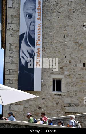 Außerhalb des Picasso-Museums im Château Grimaldi-Gebäude, Antibes, Frankreich, mit Menschen, die vor dem Eingang Schlange stehen, Antibes, Frankreich Stockfoto