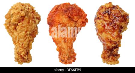 drei aromatisierte knusprige Hühnerflügel isoliert auf weißem Hintergrund. Stockfoto