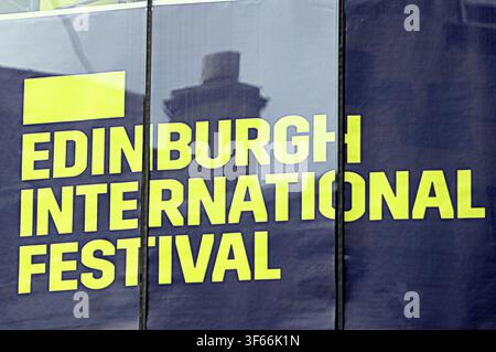 Edinburgh, Schottland, UK. 5. August 2026. UK-Wetter: Edinburgh-Festival zieht in die Stadt, während Einheimische und Touristen den Spaß genießen, während Plakate und Shows vor dem offiziellen Start am Freitag beginnen. Credit Gerard Ferry/Alamy Live News Stockfoto