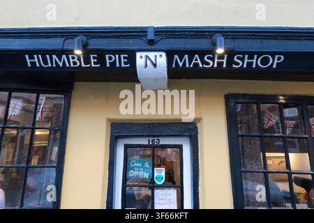 Außenaufnahme der Frontfassade des berühmten Humble Pie 'n' Mash Shop in der Church Street 163 in Whitby, North Yorkshire, England. Stockfoto