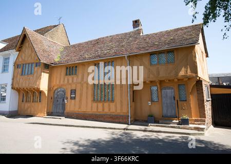Das historische Gildenhalle aus dem 15. Jahrhundert von Corpus Christi steht auffällig unter mittelalterlichen Fachwerkhäusern auf dem Marktplatz in Lavenham, Suffolk. Stockfoto