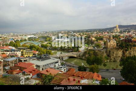 Ein charmanter Panoramablick auf das historische Viertel von Tiflis (Georgien) mit authentischer alter Architektur. Blick auf den Kura-Fluss. September 2019. Stockfoto