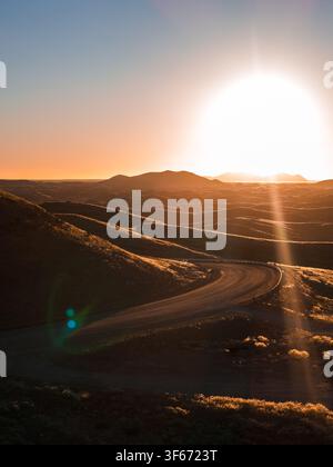 Luftbild einer sich windenden Schotterstraße bei Sonnenuntergang in der Namib-Wüste, Namibia Stockfoto