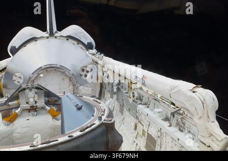 Die Ladebucht der Space Shuttle Discovery nach dem Abkoppeln während der STS-114-Mission, 2005. Stockfoto