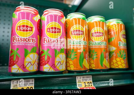 Lipton Fusions Lemonade Eistee-Flaschen im Supermarktregal, die erfrischende Geschmacksrichtung mit Tee und Limonaden-Mischgetränk zeigen Stockfoto