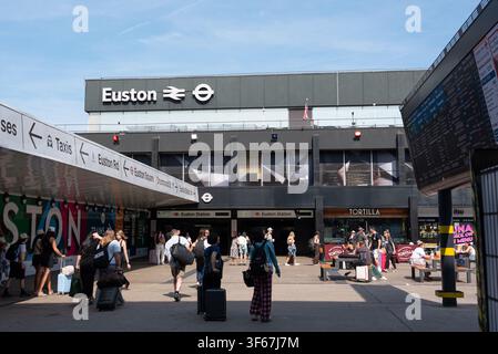 Vorplatz des Euston-Bahnhofs und der U-Bahn-Station, London, UK Stockfoto