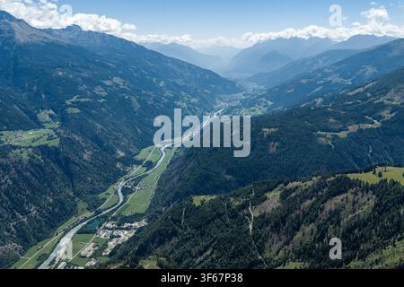 THEMENBILD - Gesamtansicht Iseltal in Blickrichtung Lienz. St. Johann im Walde, Österreich am Dienstag, 28. Juli 2026 // Panoramablick auf das Iseltal in Blickrichtung Lienz. St. Johann im Walde, Österreich, am Dienstag, 28. Juli 2026. EXPA Pictures © 2026, FotoCredit: EXPA/ Johann Groder Credit: APA-Images/Alamy Live News Stockfoto