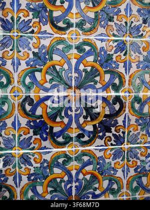 ISTANBUL - APR 23,2023 - buntes osmanisches Keramikfliesenmuster aus dem Topkapi-Palast, Istanbul - komplizierte florale und geometrische Motive in Blau, Gelb, Stockfoto