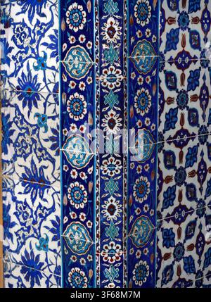 Istanbul - 24. Sep. 2024 - detailliertes osmanisches Fliesenmuster mit aufwendigen blauen, türkisfarbenen, weißen Blumen- und geometrischen Motiven, das die Tradition hervorhebt Stockfoto