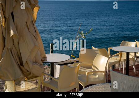 Leere Strand-Café-Terrasse im Freien mit Meerblick. Stockfoto