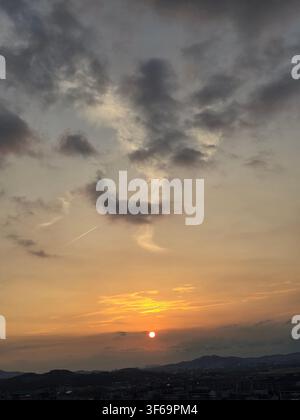 Wunderschöner Sonnenuntergang über den Bergen mit dramatischen Wolken am Himmel. Stockfoto