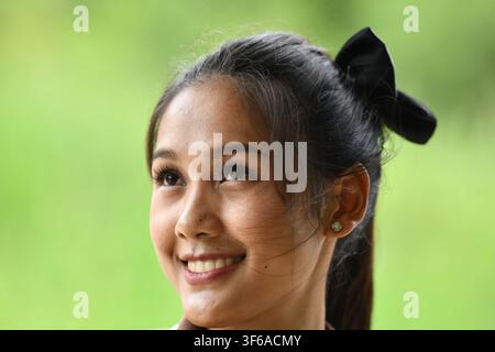 Lächelndes Porträt einer jungen Barista in Thailand Stockfoto