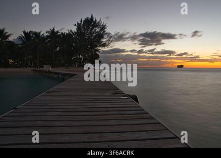 Sonnenaufgang am Holzsteg auf Sandy Cay, Honduras Stockfoto