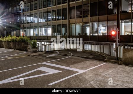 Straße, Auto-Hintergrund, Automobil-Heckplatte, Eingang zur Parkgarage, unterirdisch Stockfoto