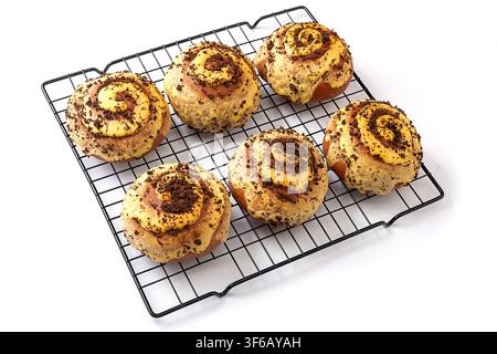 Schokoladen-Keks-Crumble-Spiral-Käsebrötchen Stockfoto