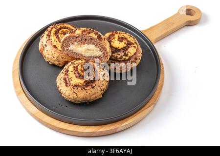 Schokoladen-Keks-Crumble-Spiral-Käsebrötchen Stockfoto