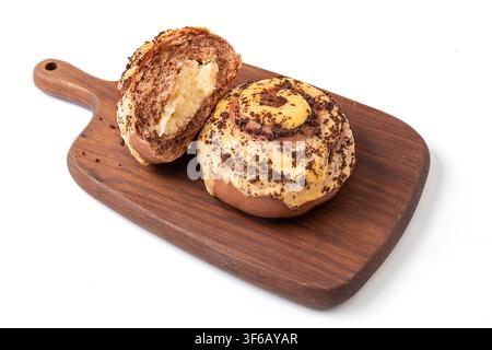 Schokoladen-Keks-Crumble-Spiral-Käsebrötchen Stockfoto