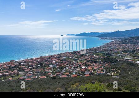 Luftpanoramablick auf die ligurische Küste aus Verezzi Stockfoto