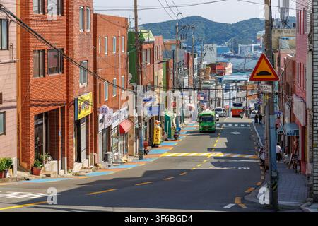 Busan, Südkorea – 12. Juni 2026: Alltagsstraßenszenen mit Wohn- und Geschäftsgebäuden in einem Hügelviertel von Busan Stockfoto