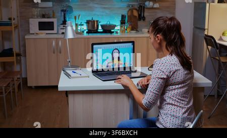 Professionelle Frau Foto Retuschierer arbeitet an einem großen Projekt im Home Office in der Nacht. Content Creator macht Porträt Retusche mit Performance Laptop, Künstler, Beruf, Bildschirm, Grafik Stockfoto