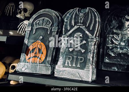 Halloween-Grabsteindekorationen mit RIP-Schildern und Kürbismotiv, Friedhofsdeko, Halloween-Party-Einladungen, Gruselseason-Merchandise. Warschau Stockfoto