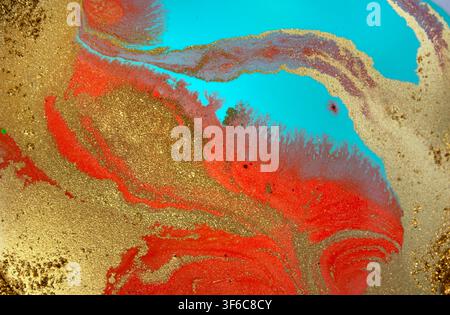 Blaue, Rote und Goldene Originale Handgezeichnete Kunstwerke mit Flüssigfarbe auf Papier gefertigt Stockfoto