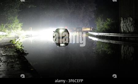 Unwetter haben vielen Menschen in Südbayern eine unruhige Nacht beschert. Schon am Nachmittag ging es Rund um Achenmühle, nahe dem Chiemsee, los. Eine Superzelle zog aus dem Inntal nach Norden und verursachte zahlreiche Sturmschäden. Betroffen war auch die A 8 in Fahrtrichtung Salzburg. Am Abend formierte sich über den Alpen ein MCS Gewittercluster. Mit intensiven Niederschlägen zog es nach Nordosten. Im Raum Starnberg kam es zu Überflutungen. Fahrzeuge steckten in einer Unterführung im Wasser fest. Zudem gab es eine intensive Blitzshow zu bestaunen. Bis mindestens Montag heißt es nun landeswei Stockfoto
