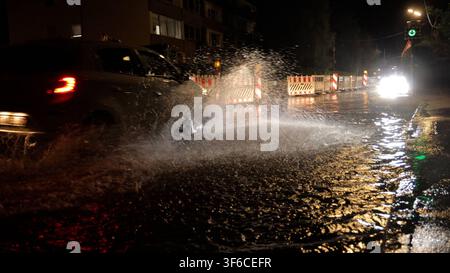 Unwetter haben vielen Menschen in Südbayern eine unruhige Nacht beschert. Schon am Nachmittag ging es Rund um Achenmühle, nahe dem Chiemsee, los. Eine Superzelle zog aus dem Inntal nach Norden und verursachte zahlreiche Sturmschäden. Betroffen war auch die A 8 in Fahrtrichtung Salzburg. Am Abend formierte sich über den Alpen ein MCS Gewittercluster. Mit intensiven Niederschlägen zog es nach Nordosten. Im Raum Starnberg kam es zu Überflutungen. Fahrzeuge steckten in einer Unterführung im Wasser fest. Zudem gab es eine intensive Blitzshow zu bestaunen. Bis mindestens Montag heißt es nun landeswei Stockfoto