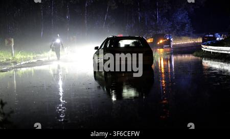 Unwetter haben vielen Menschen in Südbayern eine unruhige Nacht beschert. Schon am Nachmittag ging es Rund um Achenmühle, nahe dem Chiemsee, los. Eine Superzelle zog aus dem Inntal nach Norden und verursachte zahlreiche Sturmschäden. Betroffen war auch die A 8 in Fahrtrichtung Salzburg. Am Abend formierte sich über den Alpen ein MCS Gewittercluster. Mit intensiven Niederschlägen zog es nach Nordosten. Im Raum Starnberg kam es zu Überflutungen. Fahrzeuge steckten in einer Unterführung im Wasser fest. Zudem gab es eine intensive Blitzshow zu bestaunen. Bis mindestens Montag heißt es nun landeswei Stockfoto